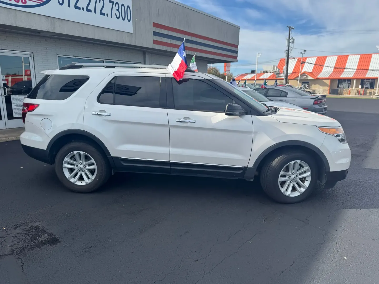 2015 WHITE Ford Explorer XLT 4WD (1FM5K8D89FG) with an 3.5L V6 DOHC 24V engine, 6-Speed Automatic transmission, located at 10740 Forest Lane, Dallas, TX, 75243, (972) 272-7300, 32.908588, -96.701813 - ### Discover Your Next Adventure with the 2015 Ford Explorer XLT 4WD from Traditional Autos!<br /> <br /> If you're searching for an SUV that merges comfort with capability, look no further than this 2015 Ford Explorer XLT 4WD, available now at Traditional Autos in Dallas, Texas. Perfect for weekend - Photo#2