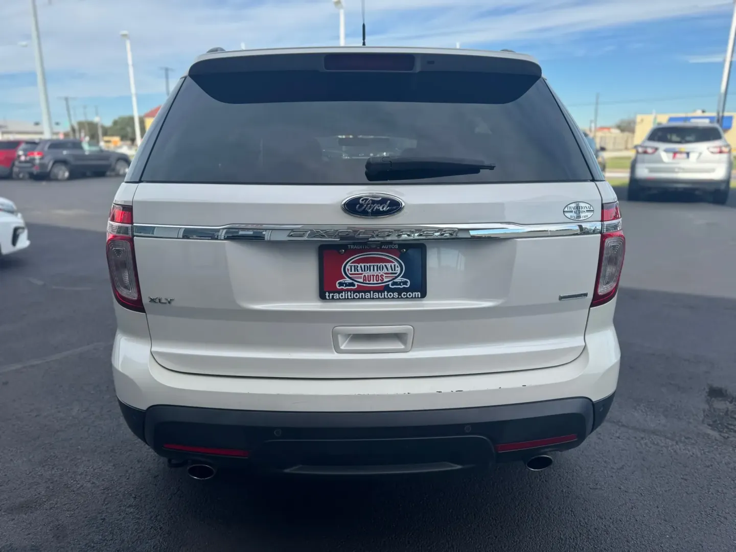 2015 WHITE Ford Explorer XLT 4WD (1FM5K8D89FG) with an 3.5L V6 DOHC 24V engine, 6-Speed Automatic transmission, located at 10740 Forest Lane, Dallas, TX, 75243, (972) 272-7300, 32.908588, -96.701813 - ### Discover Your Next Adventure with the 2015 Ford Explorer XLT 4WD from Traditional Autos!<br /> <br /> If you're searching for an SUV that merges comfort with capability, look no further than this 2015 Ford Explorer XLT 4WD, available now at Traditional Autos in Dallas, Texas. Perfect for weekend - Photo#3