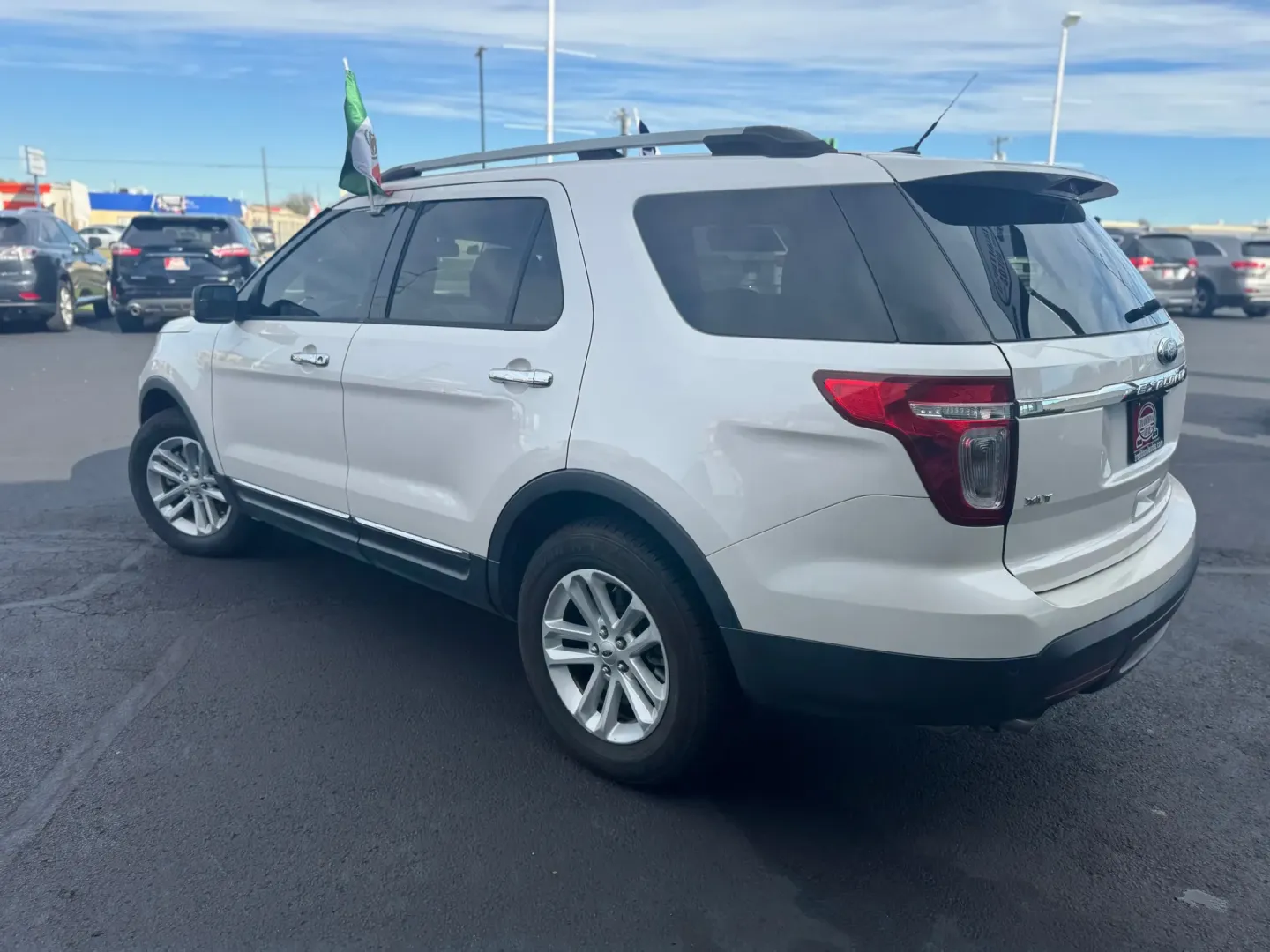 2015 WHITE Ford Explorer XLT 4WD (1FM5K8D89FG) with an 3.5L V6 DOHC 24V engine, 6-Speed Automatic transmission, located at 10740 Forest Lane, Dallas, TX, 75243, (972) 272-7300, 32.908588, -96.701813 - ### Discover Your Next Adventure with the 2015 Ford Explorer XLT 4WD from Traditional Autos!<br /> <br /> If you're searching for an SUV that merges comfort with capability, look no further than this 2015 Ford Explorer XLT 4WD, available now at Traditional Autos in Dallas, Texas. Perfect for weekend - Photo#4