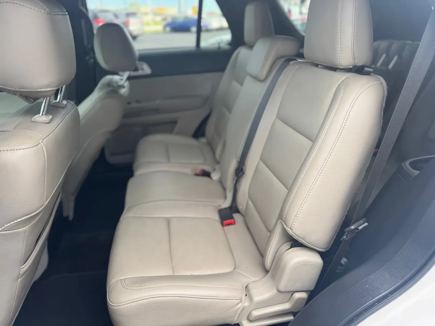 2015 WHITE Ford Explorer XLT 4WD (1FM5K8D89FG) with an 3.5L V6 DOHC 24V engine, 6-Speed Automatic transmission, located at 10740 Forest Lane, Dallas, TX, 75243, (972) 272-7300, 32.908588, -96.701813 - ### Discover Your Next Adventure with the 2015 Ford Explorer XLT 4WD from Traditional Autos!<br /> <br /> If you're searching for an SUV that merges comfort with capability, look no further than this 2015 Ford Explorer XLT 4WD, available now at Traditional Autos in Dallas, Texas. Perfect for weekend - Photo#5