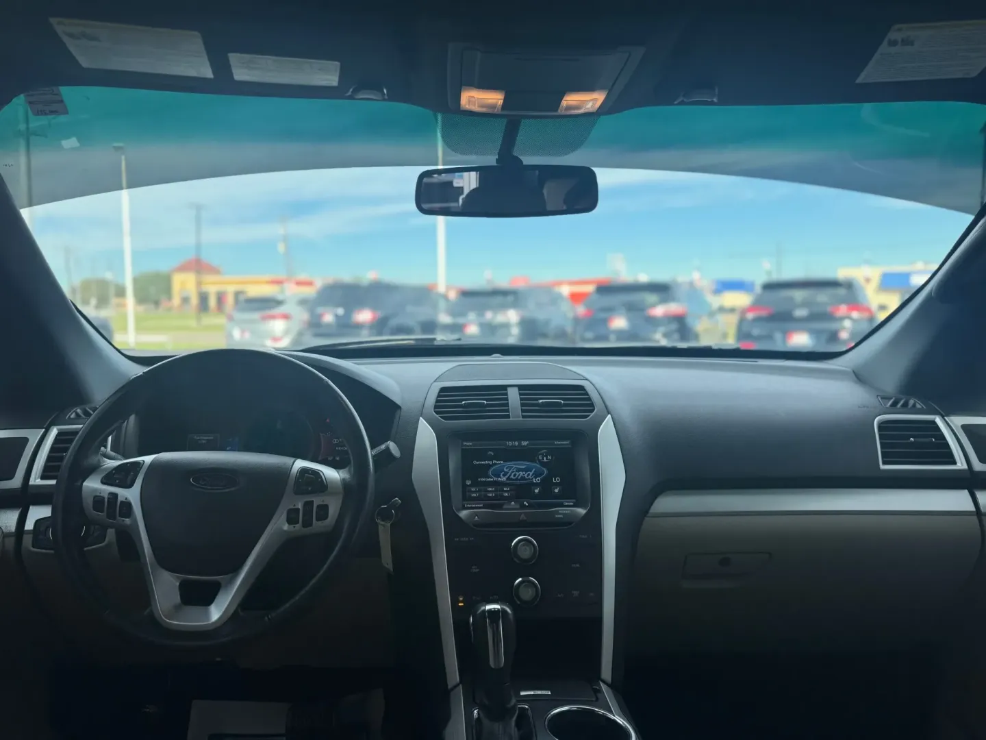 2015 WHITE Ford Explorer XLT 4WD (1FM5K8D89FG) with an 3.5L V6 DOHC 24V engine, 6-Speed Automatic transmission, located at 10740 Forest Lane, Dallas, TX, 75243, (972) 272-7300, 32.908588, -96.701813 - ### Discover Your Next Adventure with the 2015 Ford Explorer XLT 4WD from Traditional Autos!<br /> <br /> If you're searching for an SUV that merges comfort with capability, look no further than this 2015 Ford Explorer XLT 4WD, available now at Traditional Autos in Dallas, Texas. Perfect for weekend - Photo#6