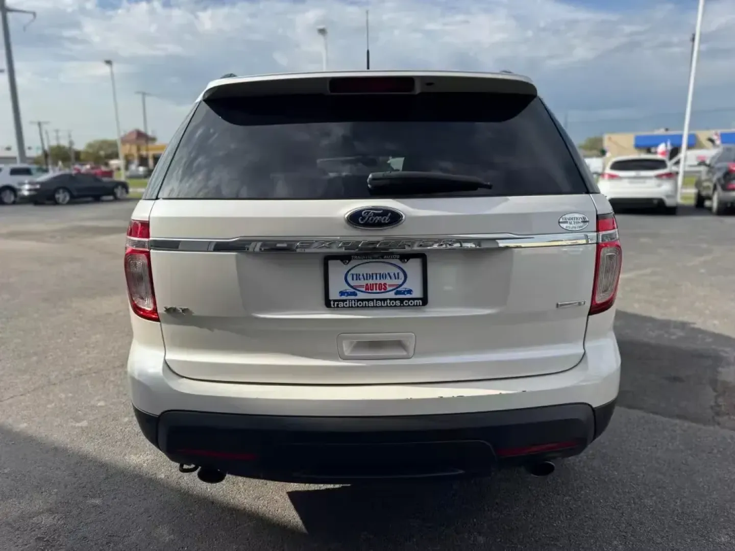 2015 WHITE Ford Explorer XLT 4WD (1FM5K8D89FG) with an 3.5L V6 DOHC 24V engine, 6-Speed Automatic transmission, located at 10740 Forest Lane, Dallas, TX, 75243, (972) 272-7300, 32.908588, -96.701813 - ### Discover Your Next Adventure with the 2015 Ford Explorer XLT 4WD from Traditional Autos!<br /> <br /> If you're searching for an SUV that merges comfort with capability, look no further than this 2015 Ford Explorer XLT 4WD, available now at Traditional Autos in Dallas, Texas. Perfect for weekend - Photo#10