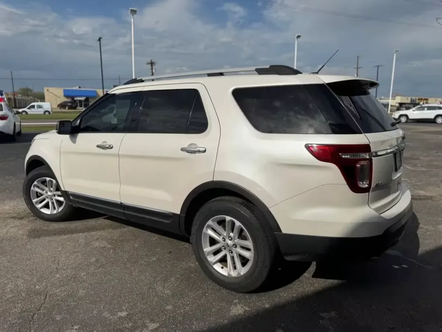 2015 WHITE Ford Explorer XLT 4WD (1FM5K8D89FG) with an 3.5L V6 DOHC 24V engine, 6-Speed Automatic transmission, located at 10740 Forest Lane, Dallas, TX, 75243, (972) 272-7300, 32.908588, -96.701813 - ### Discover Your Next Adventure with the 2015 Ford Explorer XLT 4WD from Traditional Autos!<br /> <br /> If you're searching for an SUV that merges comfort with capability, look no further than this 2015 Ford Explorer XLT 4WD, available now at Traditional Autos in Dallas, Texas. Perfect for weekend - Photo#11