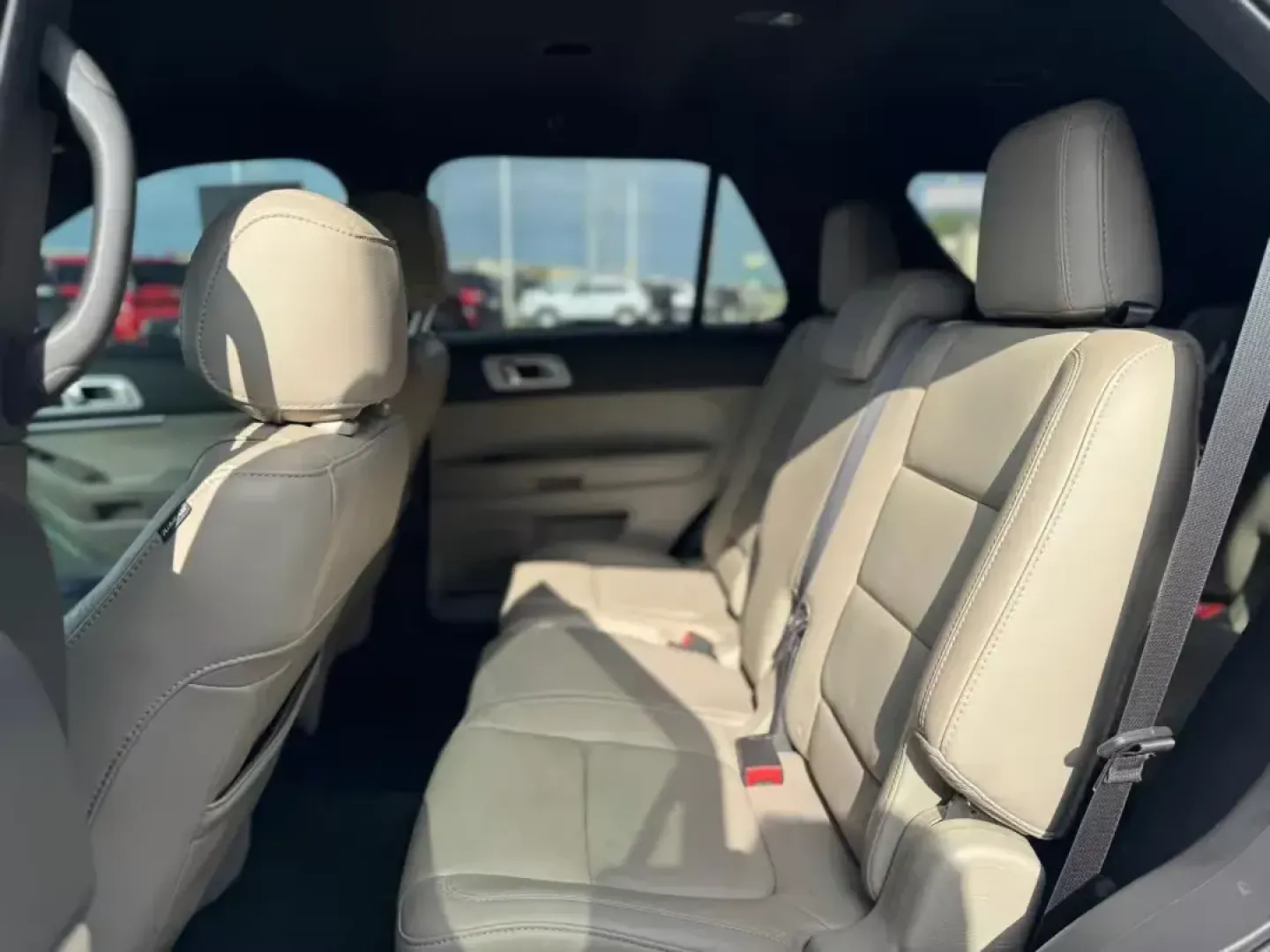 2015 WHITE Ford Explorer XLT 4WD (1FM5K8D89FG) with an 3.5L V6 DOHC 24V engine, 6-Speed Automatic transmission, located at 10740 Forest Lane, Dallas, TX, 75243, (972) 272-7300, 32.908588, -96.701813 - ### Discover Your Next Adventure with the 2015 Ford Explorer XLT 4WD from Traditional Autos!<br /> <br /> If you're searching for an SUV that merges comfort with capability, look no further than this 2015 Ford Explorer XLT 4WD, available now at Traditional Autos in Dallas, Texas. Perfect for weekend - Photo#12