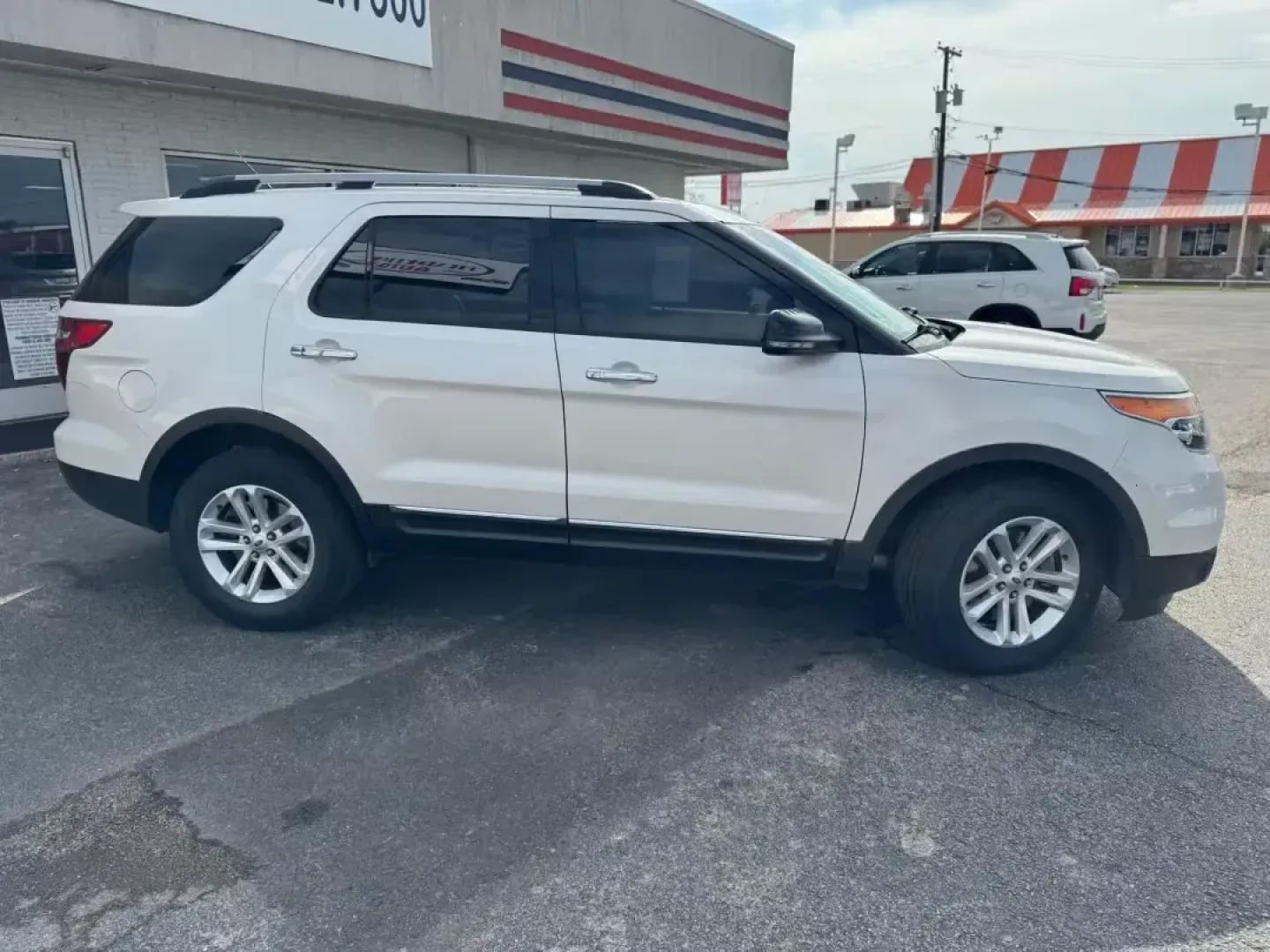 2015 WHITE Ford Explorer XLT 4WD (1FM5K8D89FG) with an 3.5L V6 DOHC 24V engine, 6-Speed Automatic transmission, located at 10740 Forest Lane, Dallas, TX, 75243, (972) 272-7300, 32.908588, -96.701813 - ### Discover Your Next Adventure with the 2015 Ford Explorer XLT 4WD from Traditional Autos!<br /> <br /> If you're searching for an SUV that merges comfort with capability, look no further than this 2015 Ford Explorer XLT 4WD, available now at Traditional Autos in Dallas, Texas. Perfect for weekend - Photo#13