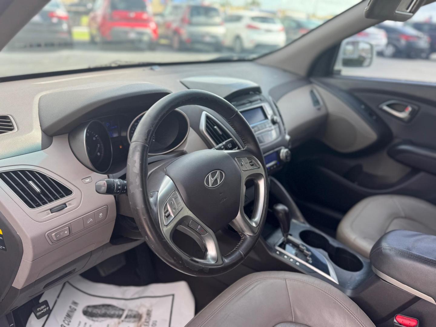 2010 WHITE HYUNDAI TUCSON GLS; LIMITED Limited 2WD (KM8JU3AC3AU) with an 2.4L L4 DOHC 16V engine, 6-Speed Automatic transmission, located at 10740 Forest Lane, Dallas, TX, 75243, (972) 272-7300, 32.908588, -96.701813 - Photo#5