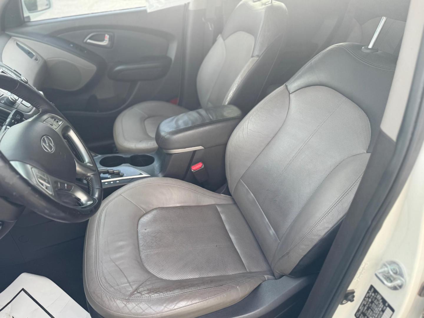 2010 WHITE HYUNDAI TUCSON GLS; LIMITED Limited 2WD (KM8JU3AC3AU) with an 2.4L L4 DOHC 16V engine, 6-Speed Automatic transmission, located at 10740 Forest Lane, Dallas, TX, 75243, (972) 272-7300, 32.908588, -96.701813 - Photo#6