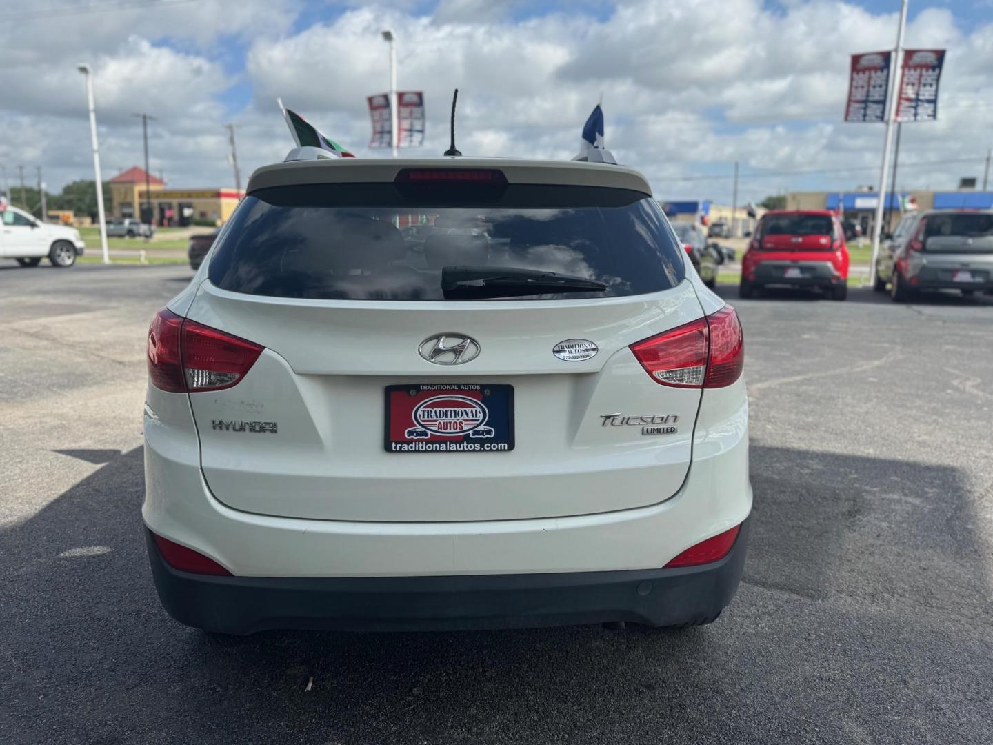 2010 WHITE HYUNDAI TUCSON GLS; LIMITED Limited 2WD (KM8JU3AC3AU) with an 2.4L L4 DOHC 16V engine, 6-Speed Automatic transmission, located at 10740 Forest Lane, Dallas, TX, 75243, (972) 272-7300, 32.908588, -96.701813 - Photo#2