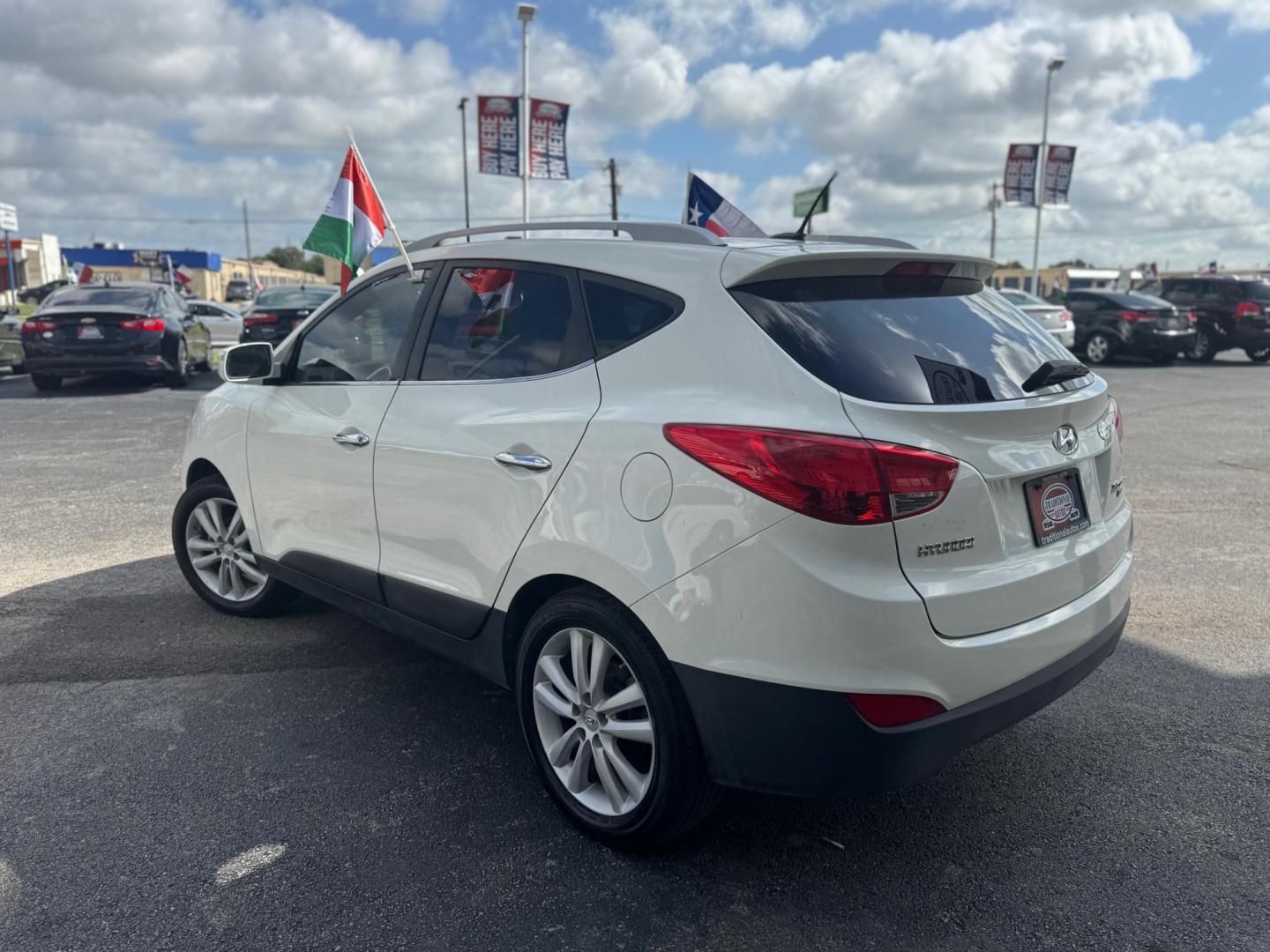 2010 WHITE HYUNDAI TUCSON GLS; LIMITED Limited 2WD (KM8JU3AC3AU) with an 2.4L L4 DOHC 16V engine, 6-Speed Automatic transmission, located at 10740 Forest Lane, Dallas, TX, 75243, (972) 272-7300, 32.908588, -96.701813 - Photo#3
