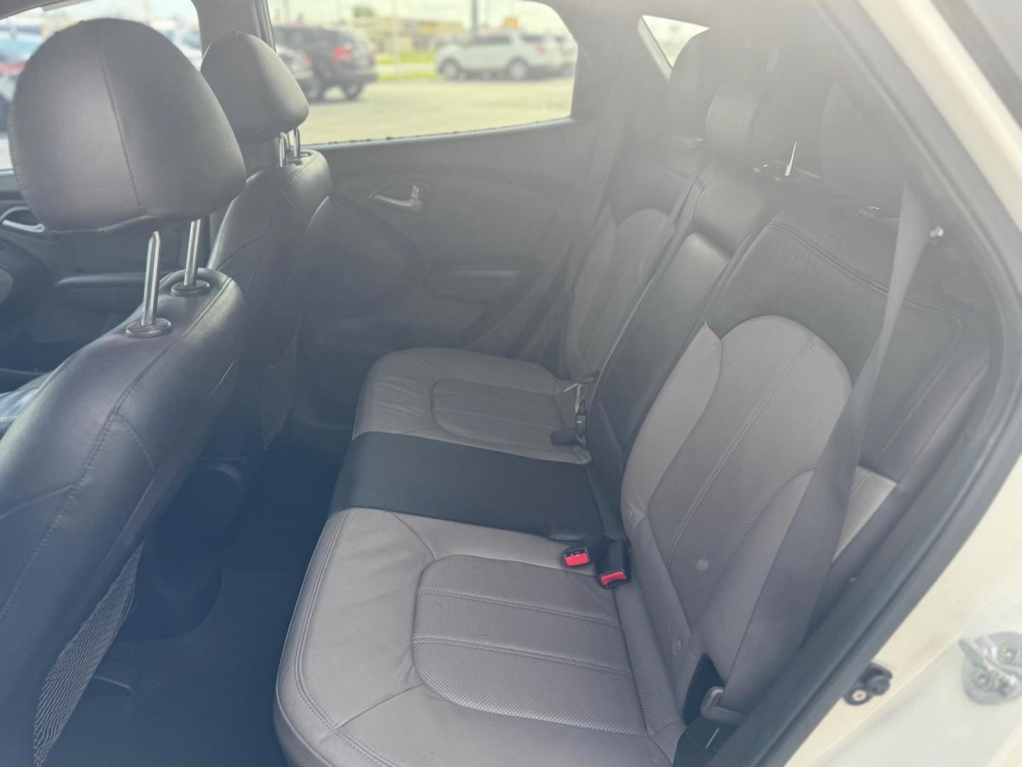 2010 WHITE HYUNDAI TUCSON GLS; LIMITED Limited 2WD (KM8JU3AC3AU) with an 2.4L L4 DOHC 16V engine, 6-Speed Automatic transmission, located at 10740 Forest Lane, Dallas, TX, 75243, (972) 272-7300, 32.908588, -96.701813 - Photo#4