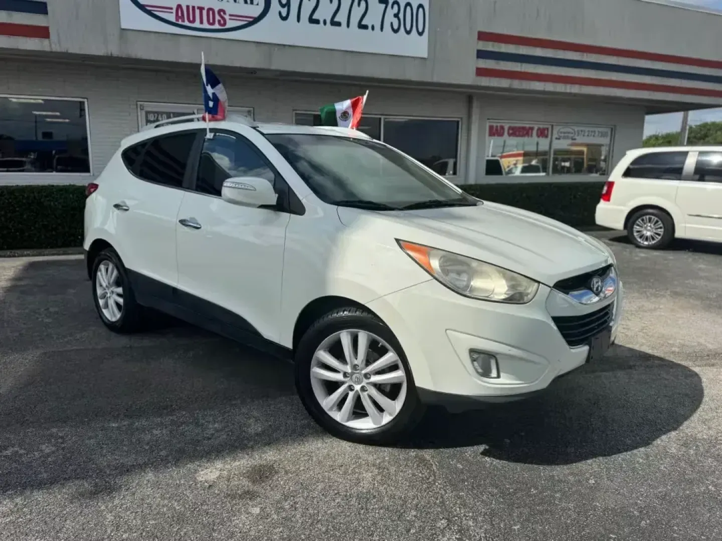 2010 WHITE Hyundai Tucson Limited 2WD (KM8JU3AC3AU) with an 2.4L L4 DOHC 16V engine, 6-Speed Automatic transmission, located at 10740 Forest Lane, Dallas, TX, 75243, (972) 272-7300, 32.908588, -96.701813 - Are you looking for a reliable and stylish vehicle that can handle weekend adventures or daily commutes? Look no further than this 2010 Hyundai Tucson Limited! Perfect for families or individuals seeking a comfortable ride, this compact SUV offers a blend of practicality and modern features that mak - Photo#1