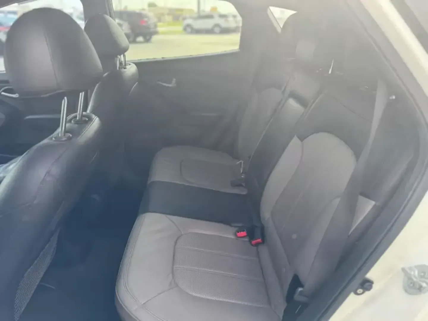 2010 WHITE Hyundai Tucson Limited 2WD (KM8JU3AC3AU) with an 2.4L L4 DOHC 16V engine, 6-Speed Automatic transmission, located at 10740 Forest Lane, Dallas, TX, 75243, (972) 272-7300, 32.908588, -96.701813 - Are you looking for a reliable and stylish vehicle that can handle weekend adventures or daily commutes? Look no further than this 2010 Hyundai Tucson Limited! Perfect for families or individuals seeking a comfortable ride, this compact SUV offers a blend of practicality and modern features that mak - Photo#4