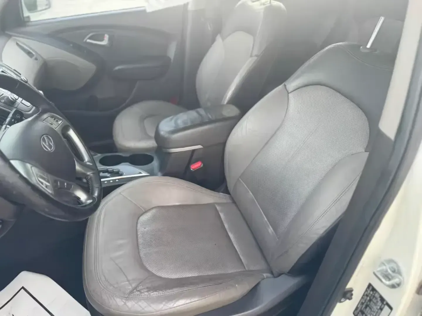 2010 WHITE Hyundai Tucson Limited 2WD (KM8JU3AC3AU) with an 2.4L L4 DOHC 16V engine, 6-Speed Automatic transmission, located at 10740 Forest Lane, Dallas, TX, 75243, (972) 272-7300, 32.908588, -96.701813 - Are you looking for a reliable and stylish vehicle that can handle weekend adventures or daily commutes? Look no further than this 2010 Hyundai Tucson Limited! Perfect for families or individuals seeking a comfortable ride, this compact SUV offers a blend of practicality and modern features that mak - Photo#6