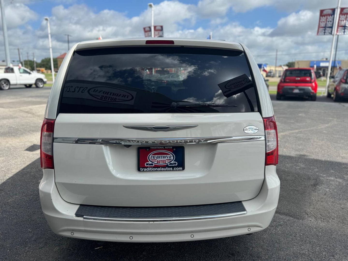 2013 WHITE CHRYSLER TOWN and COUNTRY TOURI Touring-L (2C4RC1CG0DR) with an 3.6L V6 DOHC 24V engine, 6-Speed Automatic transmission, located at 10740 Forest Lane, Dallas, TX, 75243, (972) 272-7300, 32.908588, -96.701813 - Photo#3