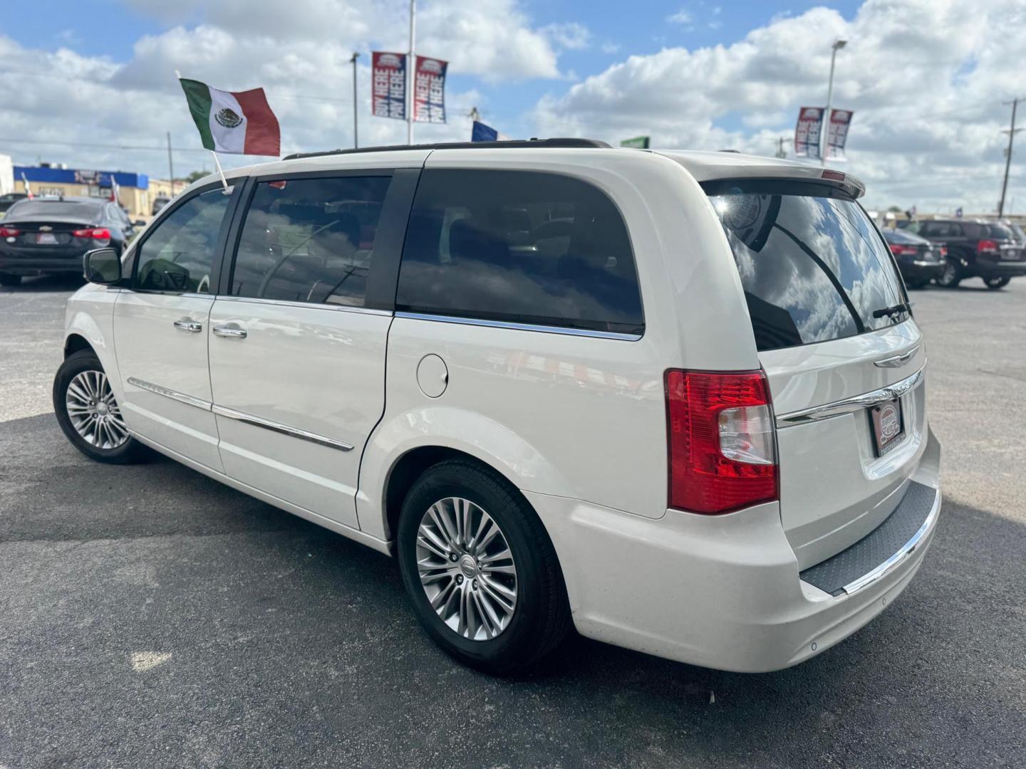 2013 WHITE CHRYSLER TOWN and COUNTRY TOURI Touring-L (2C4RC1CG0DR) with an 3.6L V6 DOHC 24V engine, 6-Speed Automatic transmission, located at 10740 Forest Lane, Dallas, TX, 75243, (972) 272-7300, 32.908588, -96.701813 - Photo#4