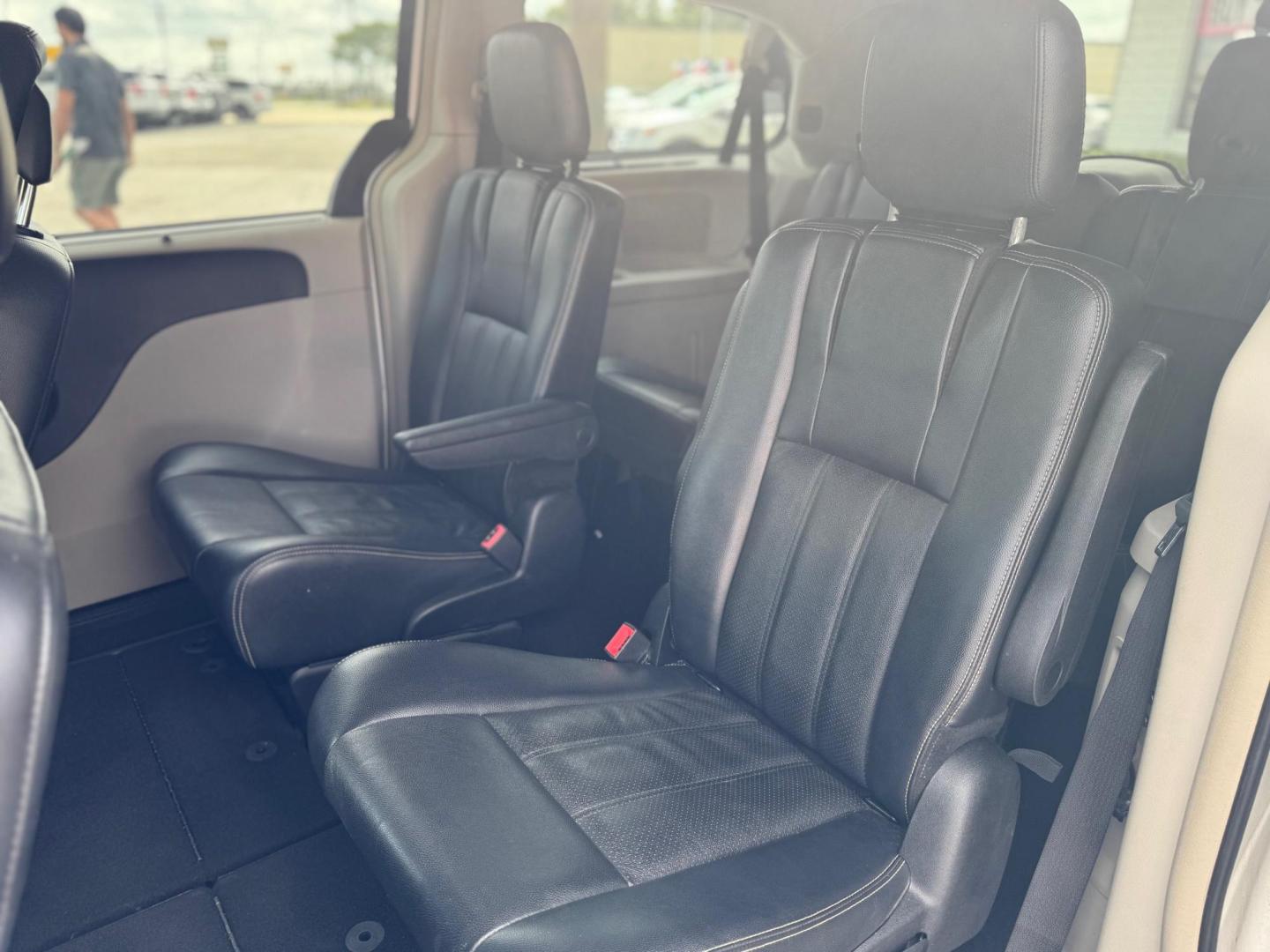 2013 WHITE CHRYSLER TOWN and COUNTRY TOURI Touring-L (2C4RC1CG0DR) with an 3.6L V6 DOHC 24V engine, 6-Speed Automatic transmission, located at 10740 Forest Lane, Dallas, TX, 75243, (972) 272-7300, 32.908588, -96.701813 - Photo#5