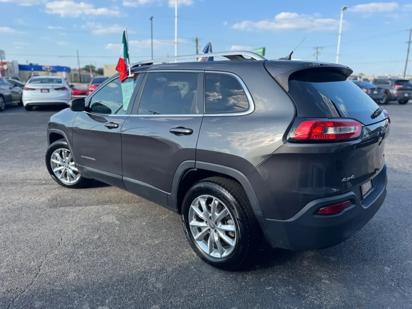 2015 Jeep Cherokee Limited 4WD (1C4PJMDB9FW) with an 2.4L L4 DOHC 16V engine, 9-Speed Automatic transmission, located at 10740 Forest Lane, Dallas, TX, 75243, (972) 272-7300, 32.908588, -96.701813 - Are you ready to embark on life's adventures? Whether you're navigating the bustling streets of Dallas or exploring the scenic beauty of nearby parks, the 2015 Jeep Cherokee is the perfect companion for those seeking a blend of comfort, capability, and style. Ideal for weekend getaways or daily comm - Photo#4
