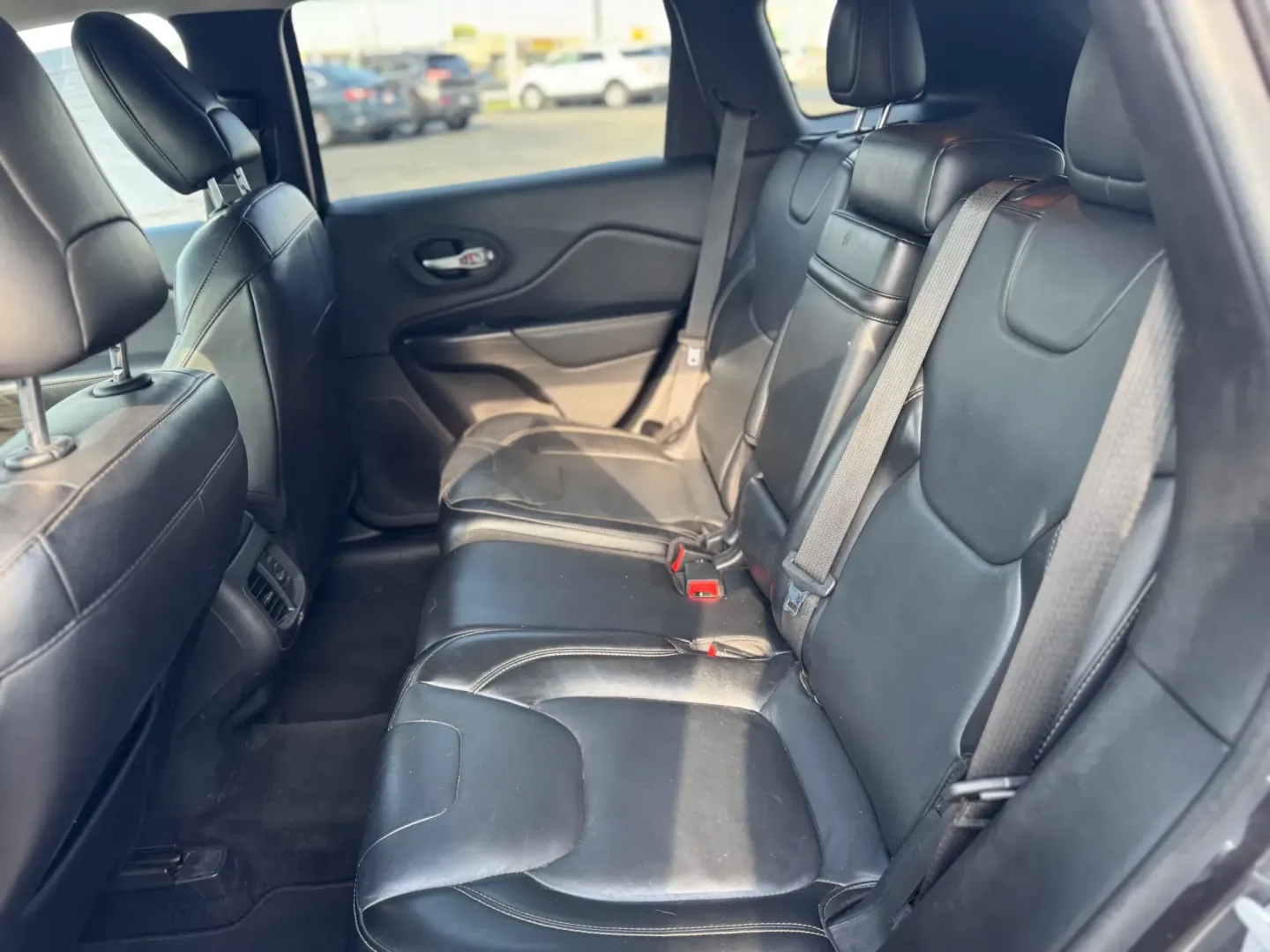 2015 Jeep Cherokee Limited 4WD (1C4PJMDB9FW) with an 2.4L L4 DOHC 16V engine, 9-Speed Automatic transmission, located at 10740 Forest Lane, Dallas, TX, 75243, (972) 272-7300, 32.908588, -96.701813 - Are you ready to embark on life's adventures? Whether you're navigating the bustling streets of Dallas or exploring the scenic beauty of nearby parks, the 2015 Jeep Cherokee is the perfect companion for those seeking a blend of comfort, capability, and style. Ideal for weekend getaways or daily comm - Photo#5
