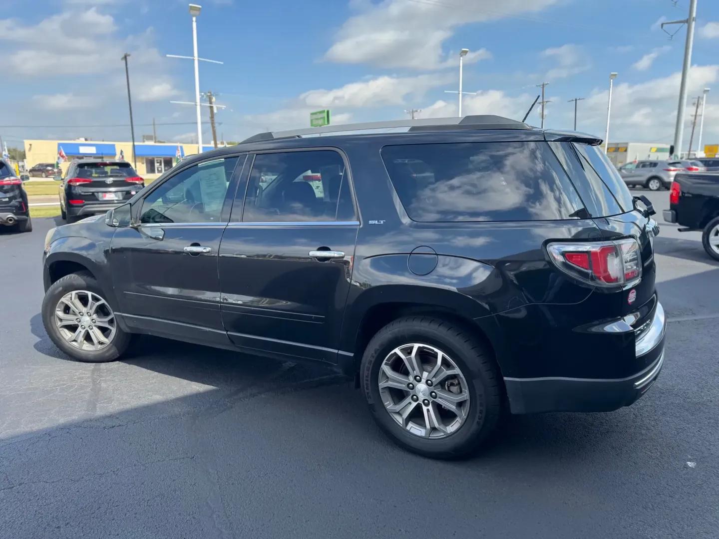 2014 GMC Acadia SLT-1 FWD (1GKKRRKD7EJ) with an 3.6L V6 DOHC 24V engine, 6-Speed Automatic transmission, located at 10740 Forest Lane, Dallas, TX, 75243, (972) 272-7300, 32.908588, -96.701813 - Embark on your next family adventure with confidence in this 2014 GMC Acadia, a spacious and versatile SUV designed to accommodate growing families or active lifestyles. Whether you're navigating the streets of Dallas or planning a weekend getaway to nearby attractions like the Dallas Arboretum or t - Photo#4